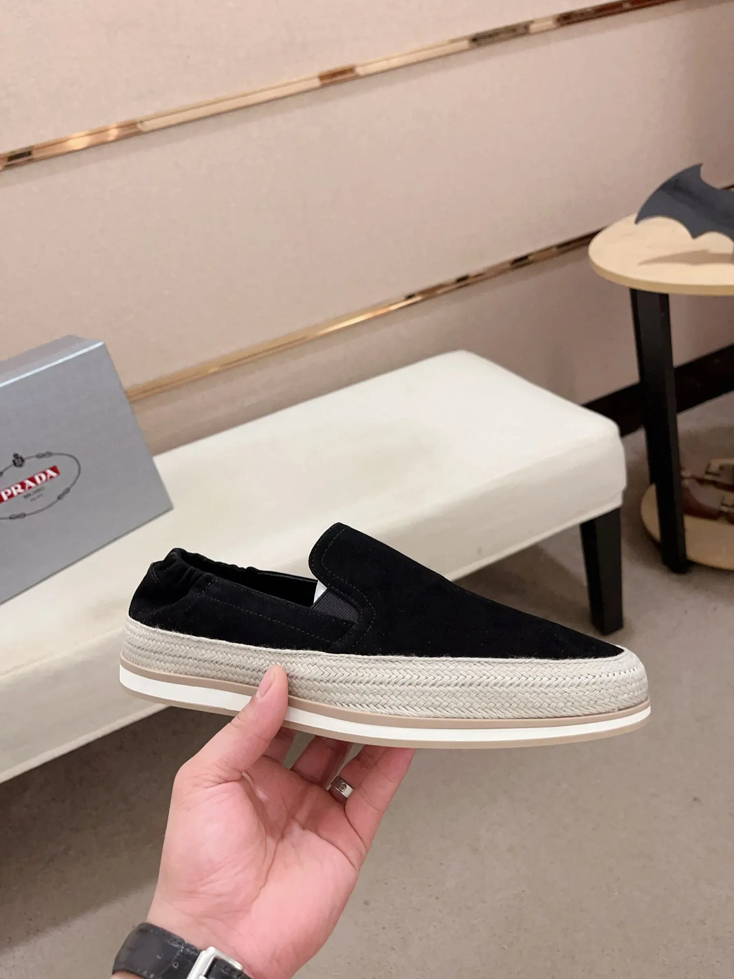Men's shoes 💰 540💰 ✔️✔️✔️Higher version High-quality new PRADA (Prada) counters are launched at the same time. The new men's shoes and 😘 fabrics are made of high-tech glue-making technology. Lining: Full cowhide lining. 👍🏿 High-end ☄️ air-cushion molded anti-slip rubber outsole, exquisite lines, simple and elegant, comfortable and high-end for leisure travel. Code number: 38 to 45
